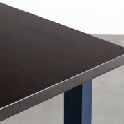 KANADEMONOのラバーウッド材ブラックブラウンの天板とミネラルブルーのカラースクエア脚を組み合わせたテーブル（天板角）