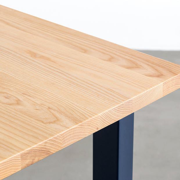 KANADEMONOのホワイトアッシュ無垢材の天板とミネラルブルーのカラースクエア脚を組み合わせたテーブル（天板角）