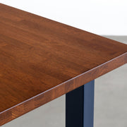 KANADEMONOのラバーウッド材ブラウンの天板とミネラルブルーのカラースクエア脚を組み合わせたテーブル（天板角）