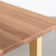KANADEMONOのホワイトオーク無垢材の天板とマリーゴールドのカラースクエア脚を組み合わせたテーブル（天板角）