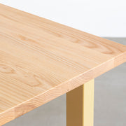KANADEMONOのホワイトアッシュ無垢材の天板とマリーゴールドのカラースクエア脚を組み合わせたテーブル（天板角）