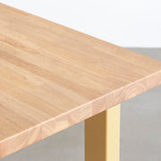 KANADEMONOのラバーウッド材アッシュグレーの天板とマリーゴールドのカラースクエア脚を組み合わせたテーブル（天板角）