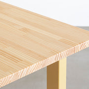 KANADEMONOのパイン材の天板とマリーゴールドのカラースクエア脚を組み合わせたテーブル（天板角）