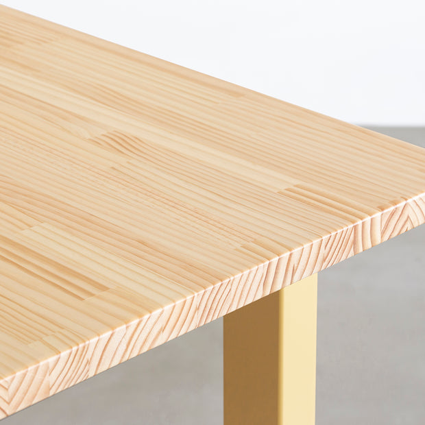 KANADEMONOのパイン材の天板とマリーゴールドのカラースクエア脚を組み合わせたテーブル（天板角）