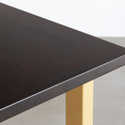 KANADEMONOのラバーウッド材ブラックブラウンの天板とマリーゴールドのカラースクエア脚を組み合わせたテーブル（天板角）