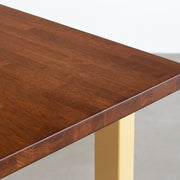 KANADEMONOのラバーウッド材ブラウンの天板とマリーゴールドのカラースクエア脚を組み合わせたテーブル（天板角）