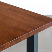 KANADEMONOのラバーウッド材ブラウンの天板とローズマリーのカラースクエア脚を組み合わせたテーブル（天板角）