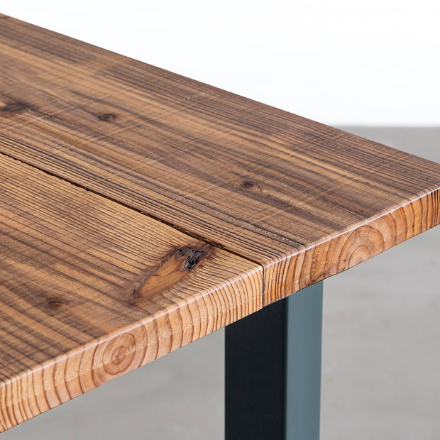 KANADEMONOのヴィンテージ加工した杉無垢材の天板とローズマリーのカラースクエア脚を組み合わせたテーブル（天板角）