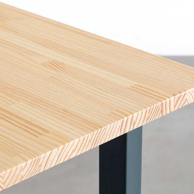 KANADEMONOのパイン材の天板とローズマリーのカラースクエア脚を組み合わせたテーブル（天板角）
