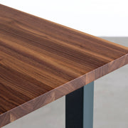 KANADEMONOのウォルナット無垢材の天板とローズマリーのカラースクエア脚を組み合わせたテーブル（天板角）