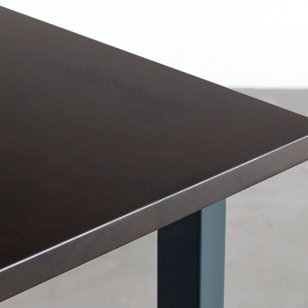 KANADEMONOのラバーウッド材ブラックブラウンの天板とローズマリーのカラースクエア脚を組み合わせたテーブル（天板角）