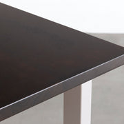 KANADEMONOのラバーウッド材ブラックブラウンの天板とサンドベージュのカラースクエア脚を組み合わせたテーブル（天板角）