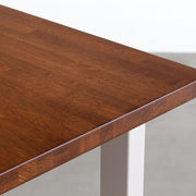 KANADEMONOのラバーウッド材ブラウンの天板とサンドベージュのカラースクエア脚を組み合わせたテーブル（天板角）