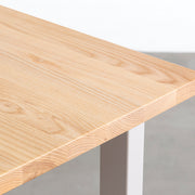KANADEMONOのホワイトアッシュ無垢材の天板とサンドベージュのカラースクエア脚を組み合わせたテーブル（天板角）