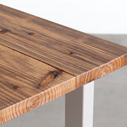 KANADEMONOのヴィンテージ加工した杉無垢材の天板とサンドベージュのカラースクエア脚を組み合わせたテーブル（天板角）