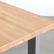 KANADEMONOのラバーウッド材アッシュグレーの天板とストーンのカラースクエア脚を組み合わせたテーブル（天板角）