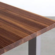 KANADEMONOのウォルナット無垢材の天板とストーンのカラースクエア脚を組み合わせたテーブル（天板角）