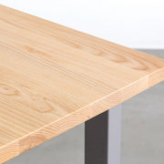 KANADEMONOのホワイトアッシュ無垢材の天板とストーンのカラースクエア脚を組み合わせたテーブル（天板角）