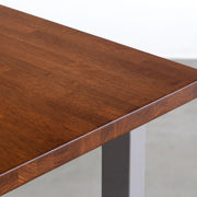 KANADEMONOのラバーウッド材ブラウンの天板とストーンのカラースクエア脚を組み合わせたテーブル（天板角）