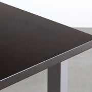 KANADEMONOのラバーウッド材ブラックブラウンの天板とストーンのカラースクエア脚を組み合わせたテーブル（天板角）