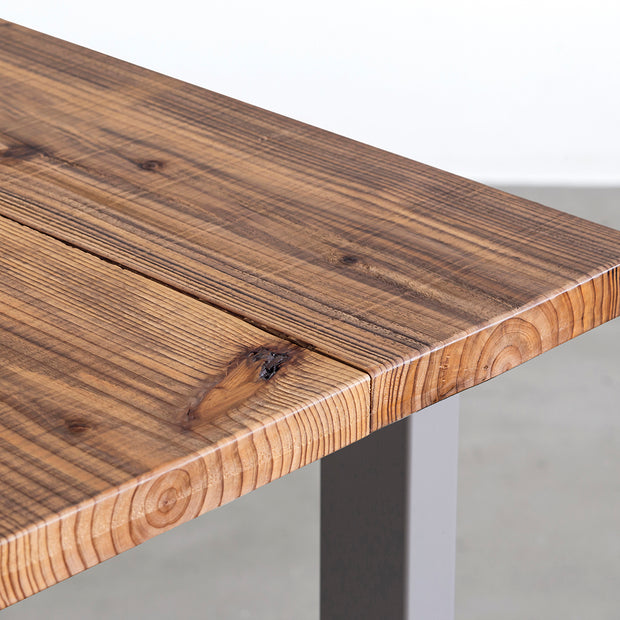 KANADEMONOのヴィンテージ加工した杉無垢材の天板とストーンのカラースクエア脚を組み合わせたテーブル（天板角）