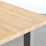 KANADEMONOのパイン材の天板とストーンのカラースクエア脚を組み合わせたテーブル（天板角）