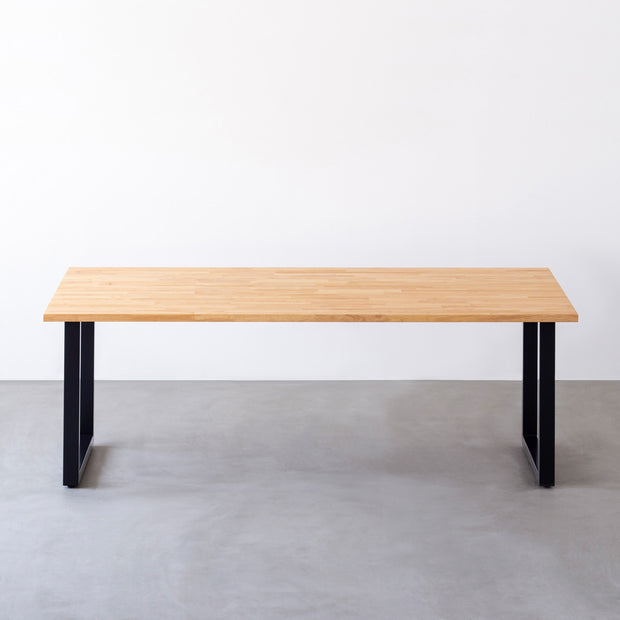 Kanademonoのラバーウッド ナチュラル天板とブラック脚を組み合わせたシンプルモダンな大型テーブル（正面）