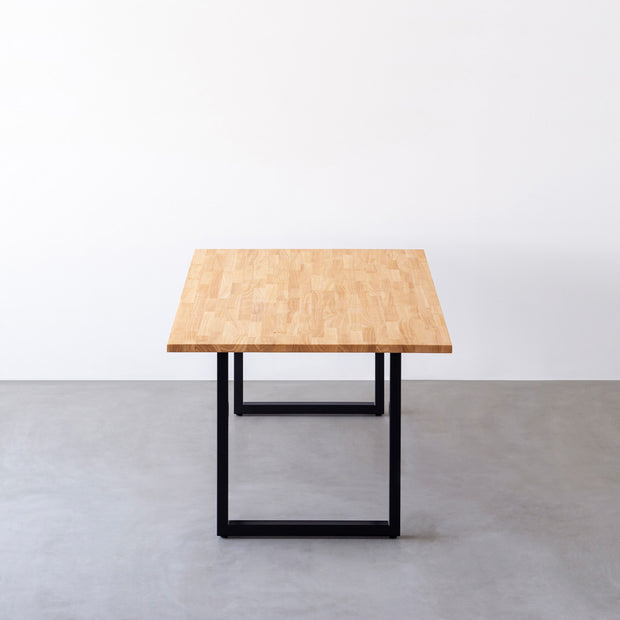 Kanademonoのラバーウッド ナチュラル天板とブラック脚を組み合わせたシンプルモダンな大型テーブル（側面）