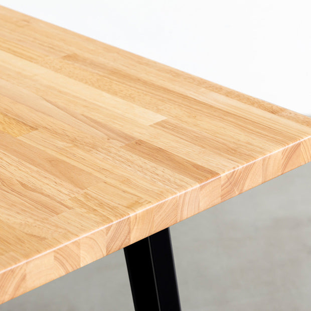 かなでもののラバーウッド材ナチュラルカラー突板天板にブラックのスリムライン鉄脚を組み合わせたテーブル（天板）