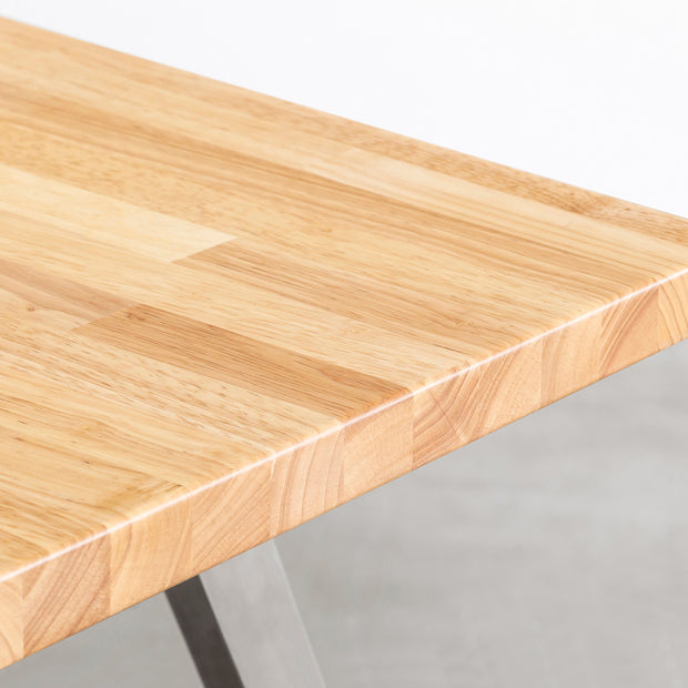 KANADEMONOの配線孔BROCK&TRAY付きのラバーウッド材ナチュラル天板とフラットピン型ステンレス脚を組み合わせたテーブル（天板）
