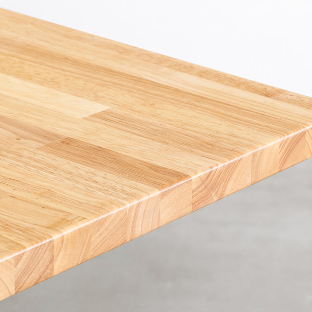 KANADEMONOの配線孔BROCK&TRAY付きのラバーウッド材ナチュラル天板とI型ステンレス脚を組み合わせたテーブル（天板）