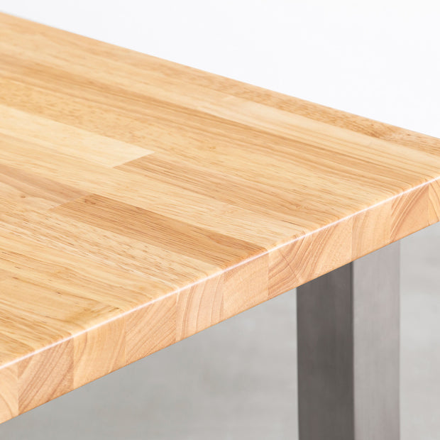 KANADEMONOの配線孔BROCK&TRAY付きのラバーウッド材ナチュラル天板とスクエアバー型ステンレス脚を組み合わせたテーブル（天板）