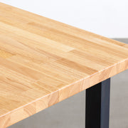 KANADEMONOの配線孔BROCK&TRAY付きのラバーウッド材ナチュラル天板とマットクリア塗装仕上げのブラックのスクエア鉄脚を組み合わせたテーブル（天板）