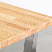 KANADEMONOの配線孔BROCK&TRAY付きのラバーウッド材ナチュラル天板とトラぺゾイド型ステンレス脚を組み合わせたテーブル（天板）