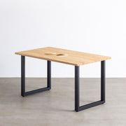 Kanademonoのラバーウッドナチュラル天板とブラックのスクエアH70cm鉄脚で製作した、猫穴付きのテーブル