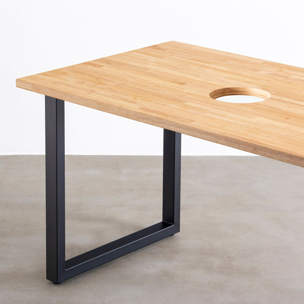 Kanademonoのラバーウッドナチュラル天板とブラックのスクエアH70cm鉄脚で製作した、猫穴付きのテーブル（天板と脚）