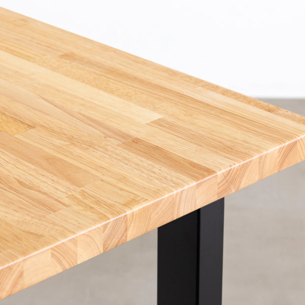 Kanademonoのラバーウッドナチュラル天板とブラックのスクエアH70cm鉄脚で製作した、猫穴付きのテーブル（角）