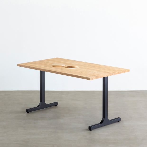Kanademonoのラバーウッドナチュラル天板とブラックのIライン鉄脚で製作した、猫穴付きのテーブル