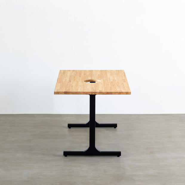 Kanademonoのラバーウッドナチュラル天板とブラックのIライン鉄脚で製作した、猫穴付きのテーブル（側面）
