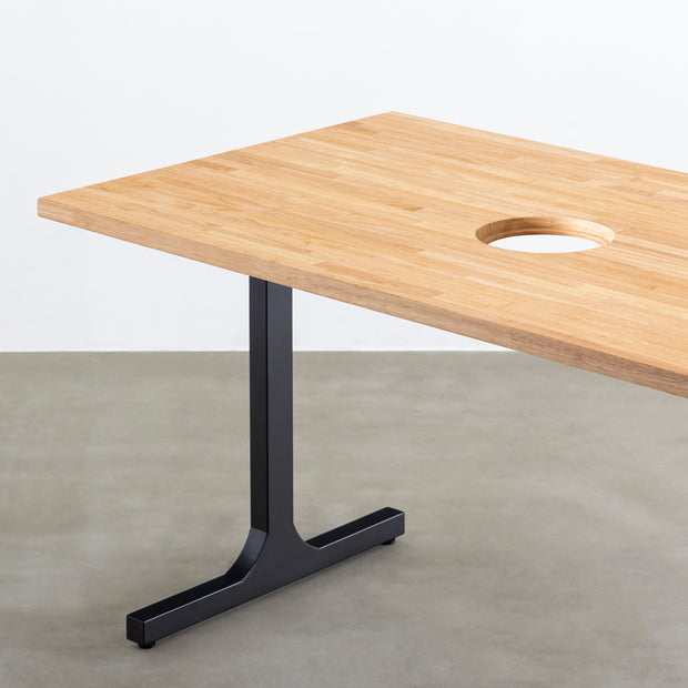 Kanademonoのラバーウッドナチュラル天板とブラックのIライン鉄脚で製作した、猫穴付きのテーブル（天板と脚）