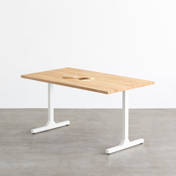 Kanademonoのラバーウッドナチュラル天板とホワイトのIライン鉄脚で製作した、猫穴付きのテーブル