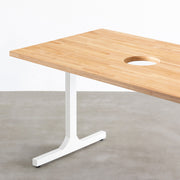 Kanademonoのラバーウッドナチュラル天板とホワイトのIライン鉄脚で製作した、猫穴付きのテーブル（天板と脚）