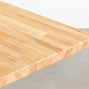 Kanademonoのラバーウッドナチュラル天板とホワイトのIライン鉄脚で製作した、猫穴付きのテーブル（角）