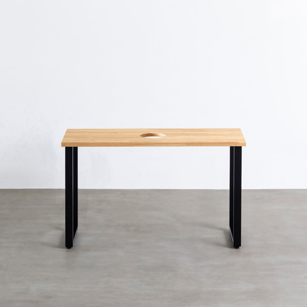 Kanademonoのラバーウッドナチュラル天板とブラックのレクタングル鉄脚で製作した、猫穴付きのテーブル（正面）