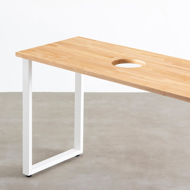 Kanademonoのラバーウッドナチュラル天板とホワイトのレクタングル鉄脚で製作した、猫穴付きのテーブル（天板と脚）