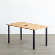 Kanademonoのラバーウッドナチュラル天板とブラックのスクエアバー鉄脚で製作した、猫穴付きのテーブル