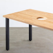 Kanademonoのラバーウッドナチュラル天板とブラックのスクエアバー鉄脚で製作した、猫穴付きのテーブル（天板と脚）
