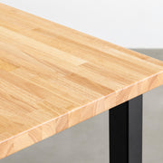 Kanademonoのラバーウッドナチュラル天板とブラックのスクエアバー鉄脚で製作した、猫穴付きのテーブル（角）