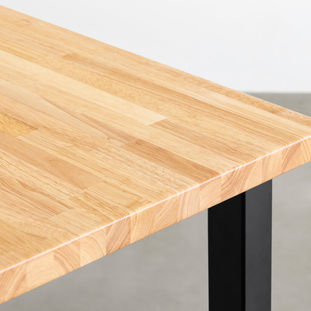 Kanademonoのラバーウッドナチュラル天板とブラックのスクエアバー鉄脚で製作した、猫穴付きのテーブル（角）