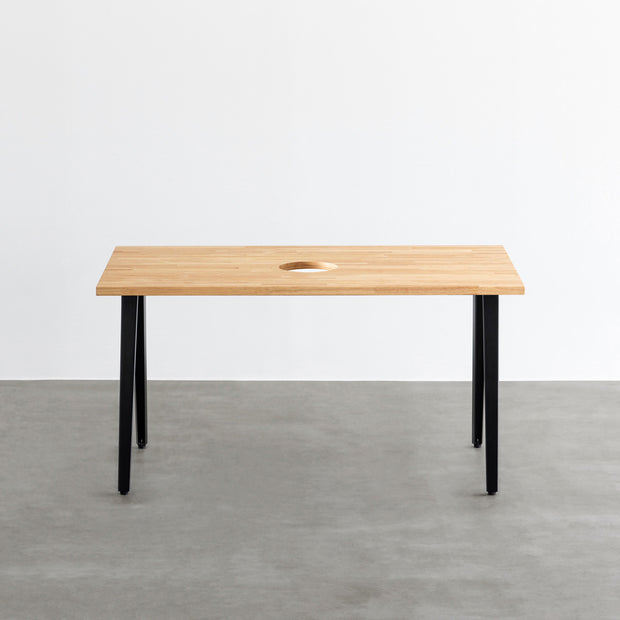 Kanademonoのラバーウッドナチュラル天板とブラックのスリムライン鉄脚で製作した、猫穴付きのテーブル（正面）